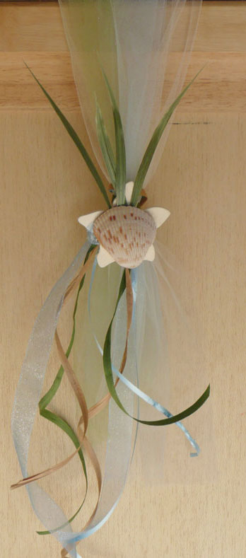 Beach wedding chair sash In order to use a shell as the tie on the chair